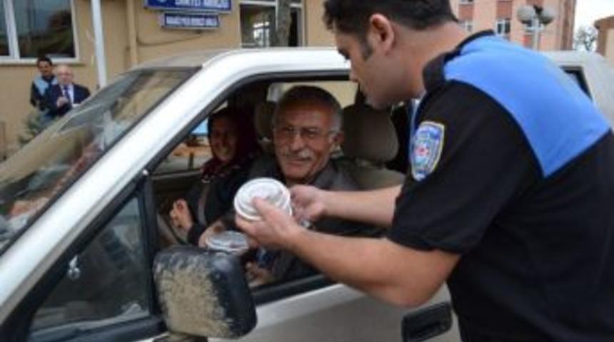 Polisten Vatandaşlara Aşure İkramı
