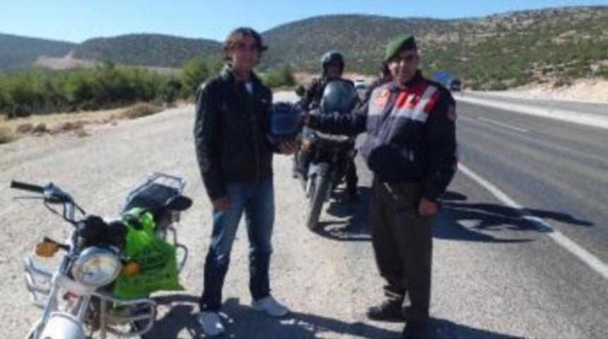 Korkuteli'nde Motosiklet S&uuml;r&uuml;c&uuml;lerine Kask Dağıtıldı