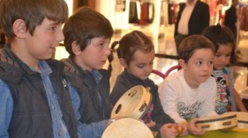 Piazza&rsquo;da Miniklerle M&uuml;zik At&ouml;lyesi