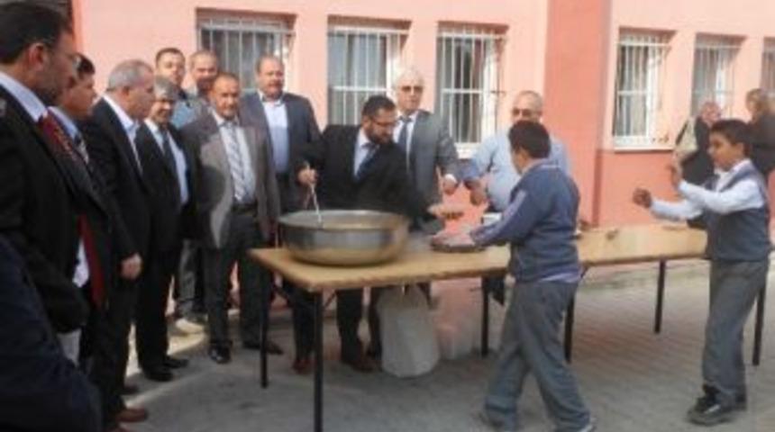 Halit Tokul Anadolu İmam-hatip Lisesinden Geleneksel Aşure İkramı