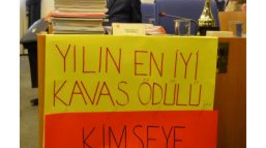 Komisyonda Kupalı Pankartlı &lsquo;kavas&rsquo; Protestosu