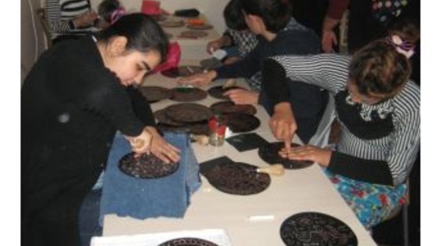 Engelli Kadınlar Bakır Işlemeciliği &Ouml;ğreniyor