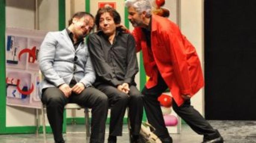 Bilecik Tiyatro Festivali'nde &ldquo;hasta Etme Adamı&rdquo; Oyunu Sahnelendi