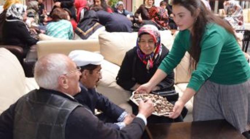 Yelkenoğlu Koleji &Ouml;ğrencilerinden Huzurevinde Aşure Şenliği