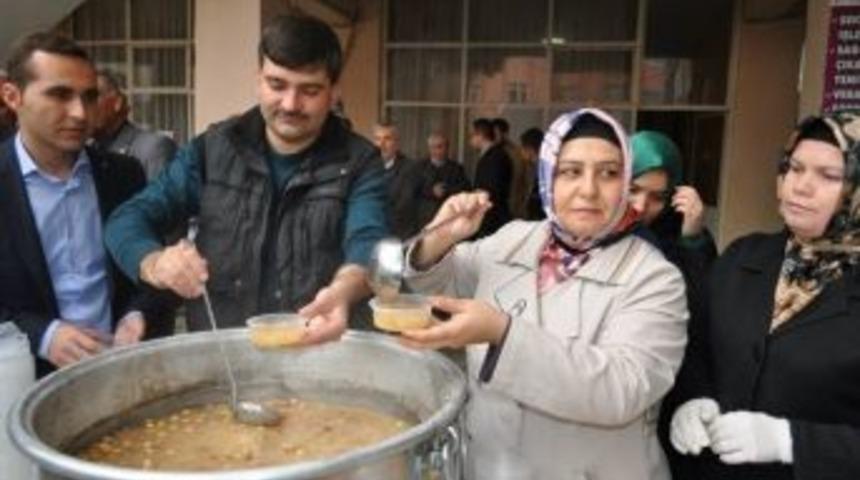 Ak Parti Kırkağa&ccedil; Teşkilatı &Uuml;yesi Kadınlardan Aşure Etkinliği