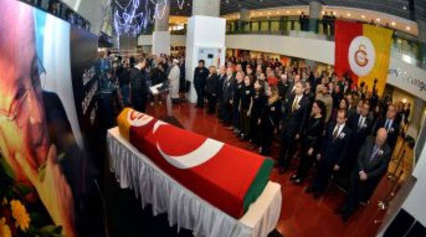 Gazeteci-yazar Doğan Koloğlu I&ccedil;in TT Arena Stadın'da T&ouml;ren D&uuml;zenlendi