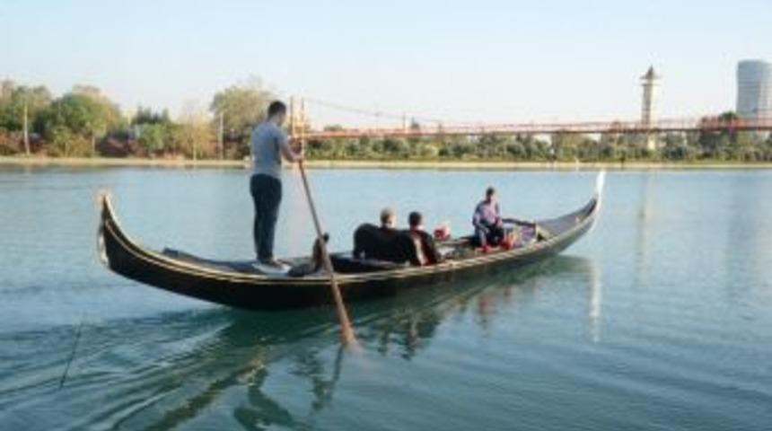 Seyhan Nehrinde Gondol Sefası