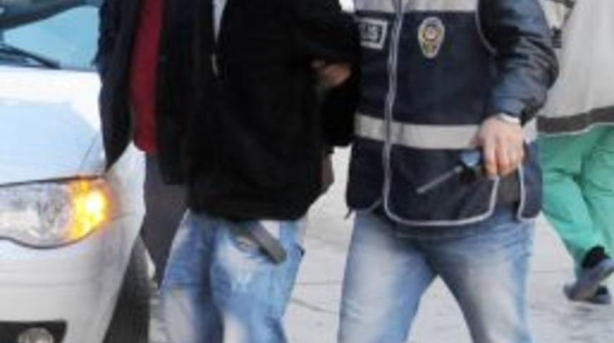 Şemsiye Ile Darp Edip Zorla &Ccedil;antasını Aldı