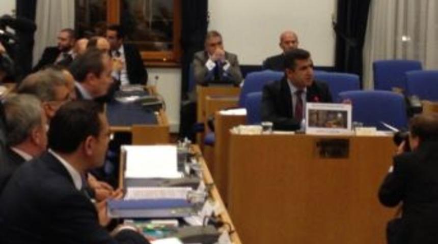 Bdp&rsquo;li Zozani, Elektrik Kesintilerini Meclis'te Protesto Etti