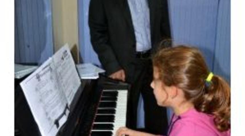 Başkan &Ouml;mer Turgut Oğuz&rsquo;dan K&uuml;lt&uuml;r Ve Sanata Destek