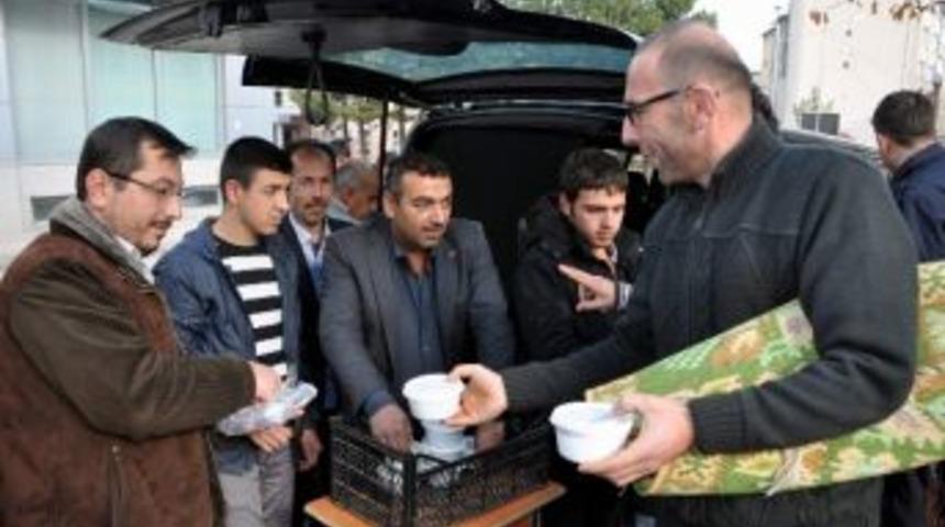 Milliyet&ccedil;i Hareket Partisi 400 Kişilik Aşure Dağıttı