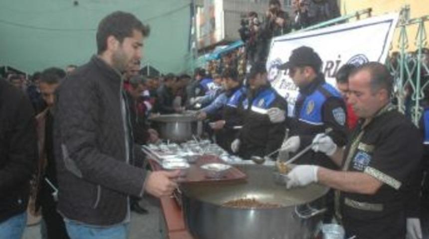 Hakkari Polisi Bin Kişiye Aşure Dağıttı