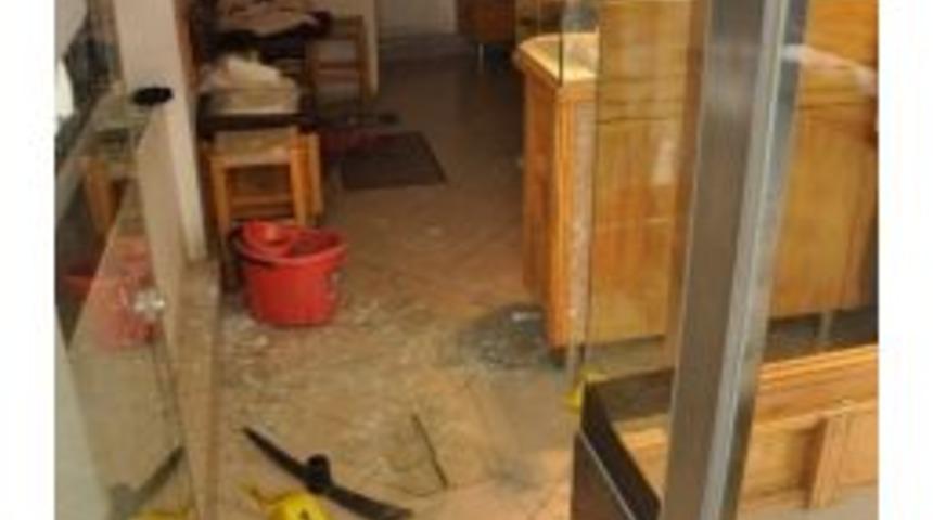 Kamerayı İptal Ederek Kuyumcuyu Soydular