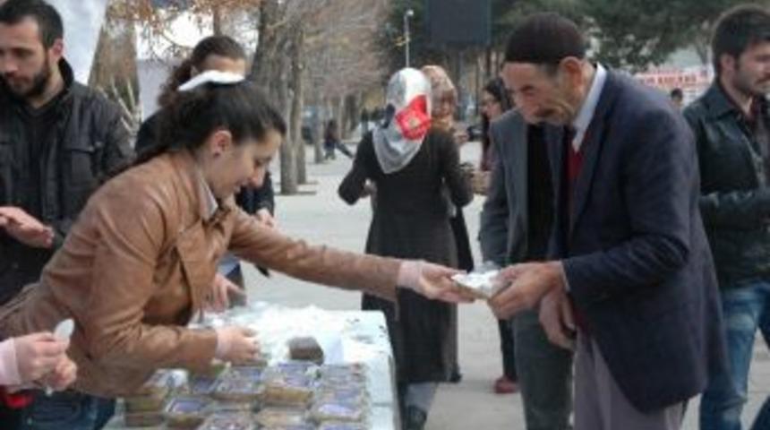 Yakutiye Kent Konseyi Gen&ccedil;lik Meclisi Aşure Dağıttı