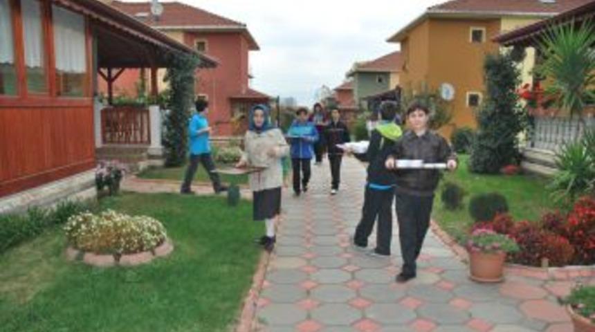 Erkul Koleji &Ouml;ğrencileri Vatandaşlara Aşure Dağıttı