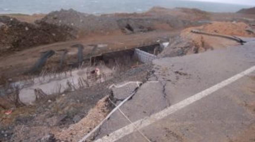 Heyelan Kara Yolunu Yuttu