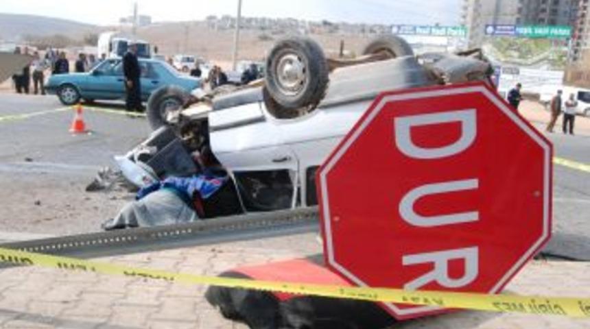 Y&uuml;kl&uuml; Kamyonet Ile Otomobil &Ccedil;arpıştı: 2 &Ouml;l&uuml;, 5 Yaralı