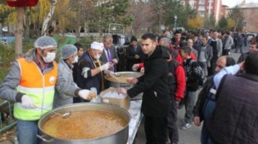Paland&ouml;ken Belediyesi 20 Bin Kişiye Aşure Dağıttı&hellip;