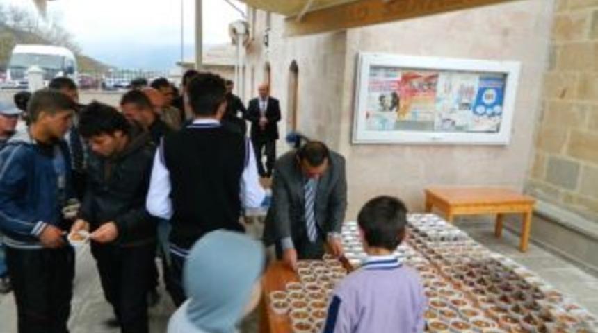 Posof'ta Cuma Namazından Sonra Aşure Dağıtıldı