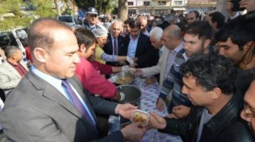 Ceyhan Belediyesi Vatandaşa Aşure İkram Etti