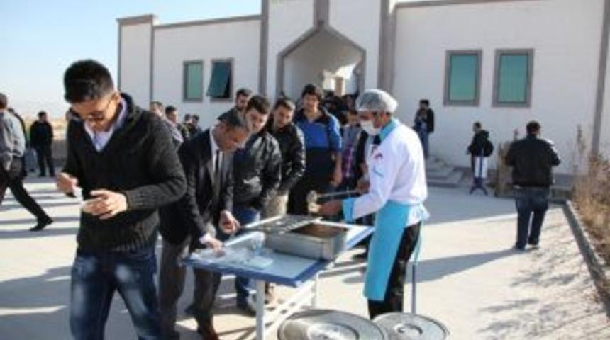 Kamp&uuml;ste &Ouml;ğrencilere Aşure Ikram Edildi