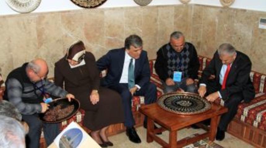 Cumhurbaşkanı G&uuml;l Erzincan&rsquo;da Bakır Tabağa Işleme Yaptı