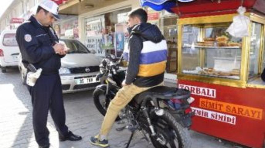 Torbalı'da Polis Ekipleri, Plakası Olmayan Motosikletleri Topladı