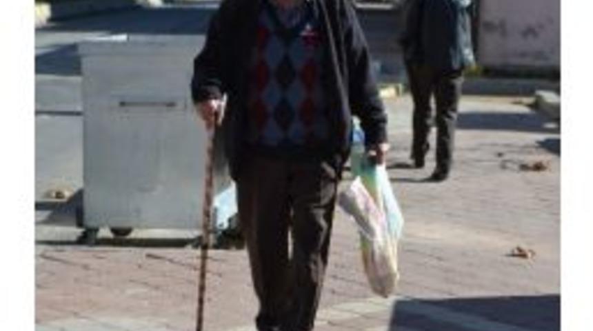 Gen&ccedil;lere Taş &Ccedil;ıkarıyor