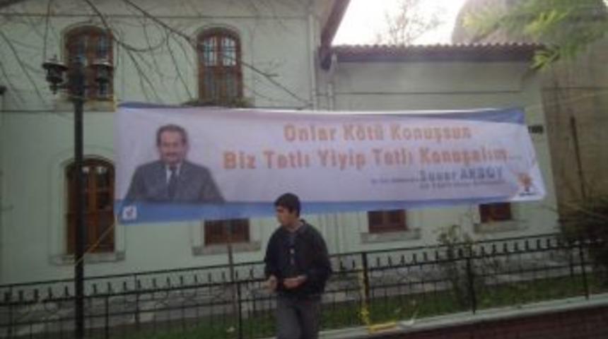 Ak Partili Vekil, Kazandığı Tazminatla Tatlı Dağıttı