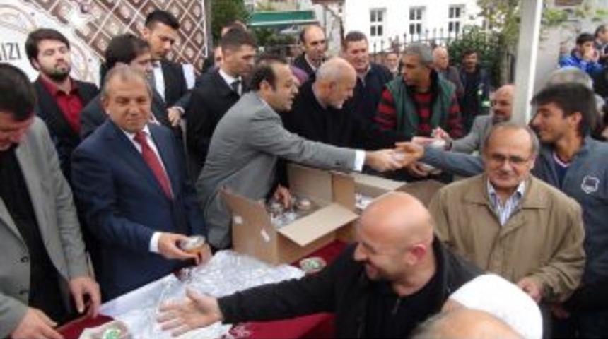 Bakan Bağış Aşure Dağıttı