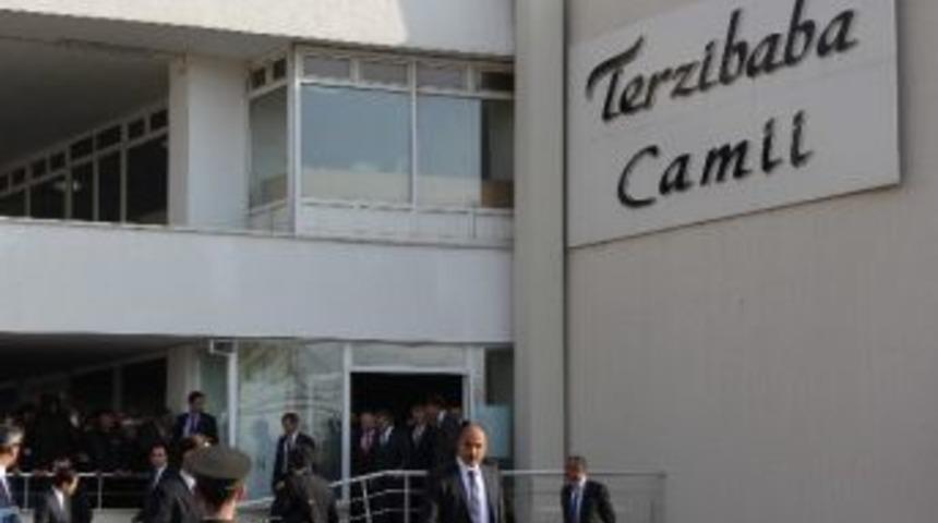 Cumhurbaşkanı G&uuml;l&rsquo;e Cuma Namazı Sonrası Sevgi Seli