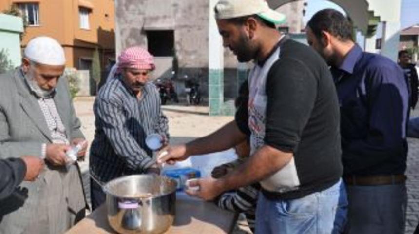 Cami Cemaati 450 Kişiye Aşure Dağıttı