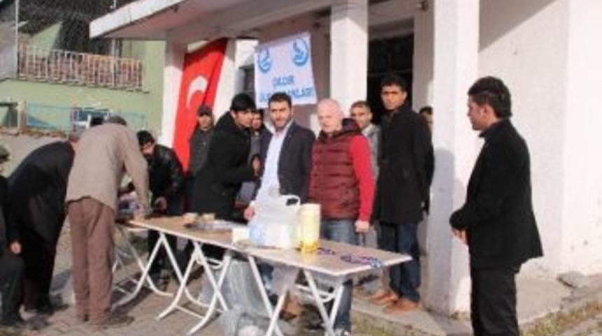 &Ccedil;ıldır &Uuml;lk&uuml; Ocaklarından Aşure Dağıtımı