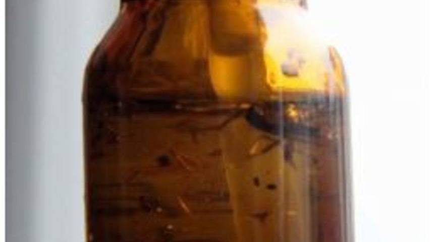 Yapma İlacın İ&ccedil;erisinden B&ouml;cek &Ccedil;ıktı