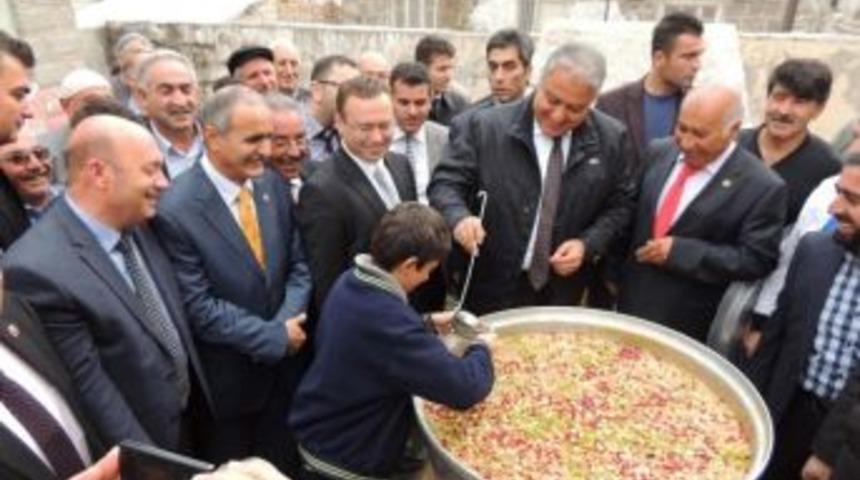 Vali Tekinarslan &Ccedil;ocuklara Aşure Dağıttı