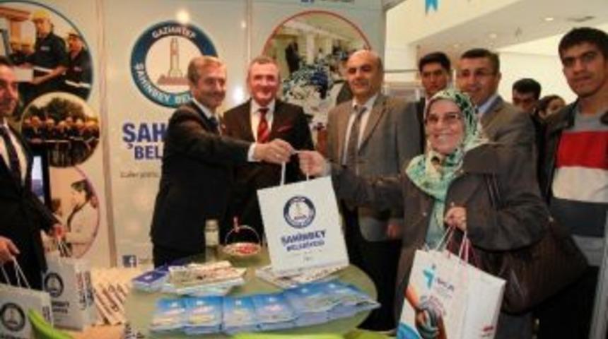 Başkan Tahmazoğlu Fuar Alanında Bakır Tepsi İşledi