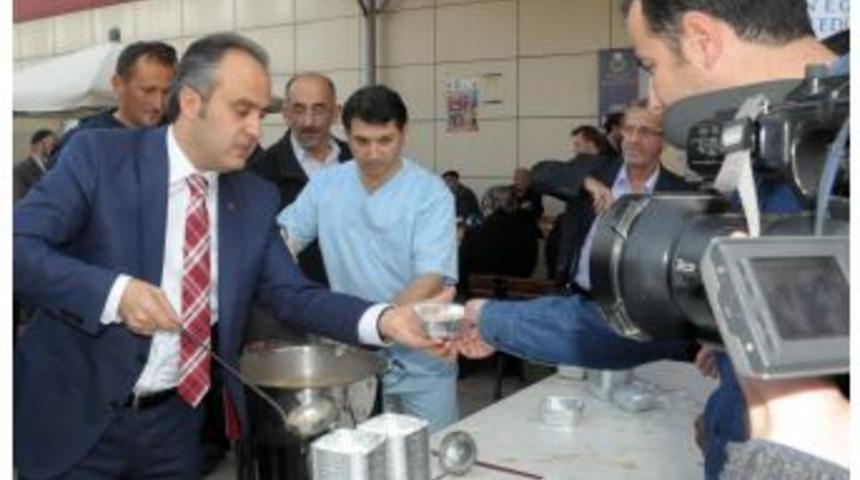 İneg&ouml;l Belediyesi Aşure Dağıttı