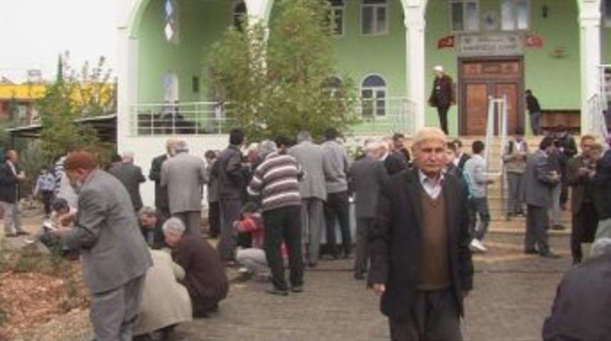 Namaz Sonrası Cemaate Aşure Dağıtıldı