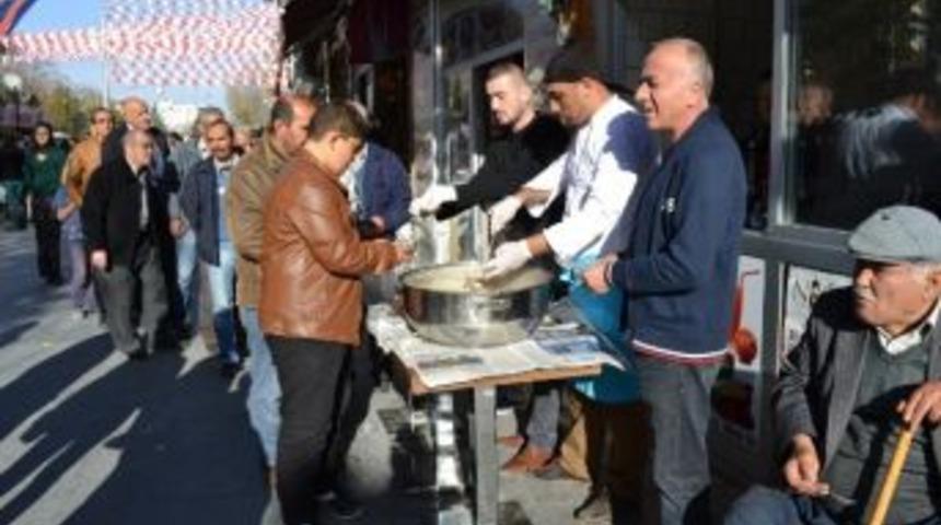 Esnaflardan Vatandaşa Aşure İkramı