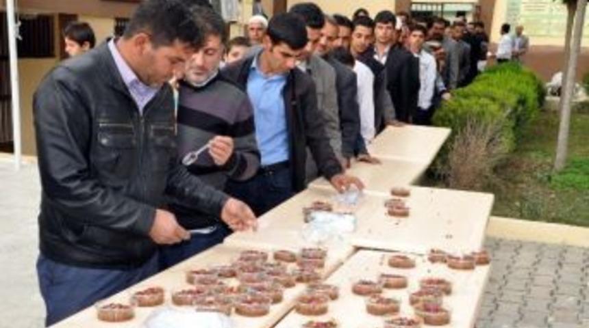 Ak&ccedil;akale M&uuml;ft&uuml;l&uuml;ğ&uuml; Aşure Dağıttı