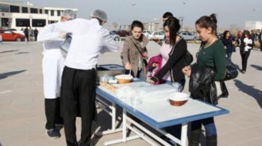 As&uuml;&rsquo;de &Ouml;ğrencilere Aşure İkram Edildi