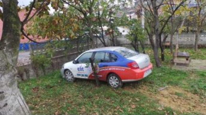 Kontrolden &Ccedil;ıkan Otomobil Bah&ccedil;eye U&ccedil;tu