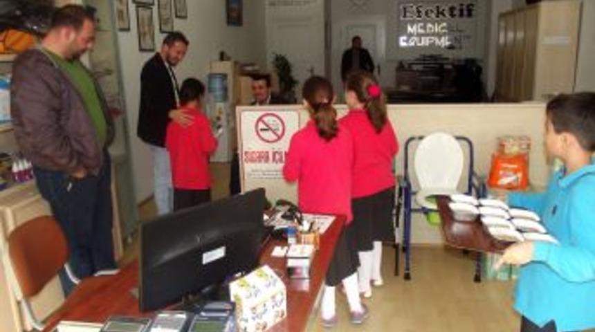 D&uuml;zce Fatih Koleji &Ouml;ğrencileri Aşure Dağıttı