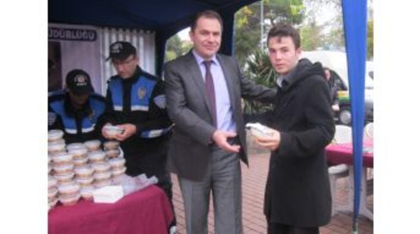 &Uuml;nye İl&ccedil;e Emniyet M&uuml;d&uuml;rl&uuml;ğ&uuml; Aşure Dağıttı