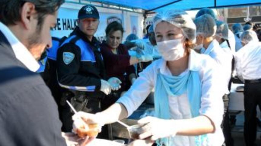 Osmaniye'de Polis, 5 Bin Kişiye Aşure Dağıttı