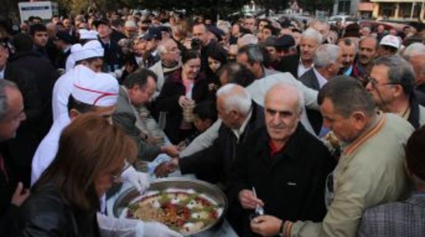 Belediyenin Aşure Etkinliğinde Izdiham Yaşandı