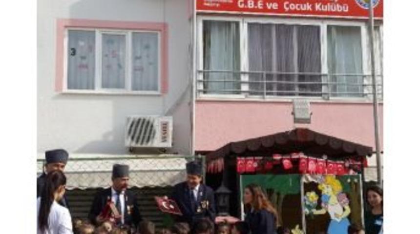 Minikler Gazi Dedelerine T&uuml;rk Bayrağı Hediye Etti