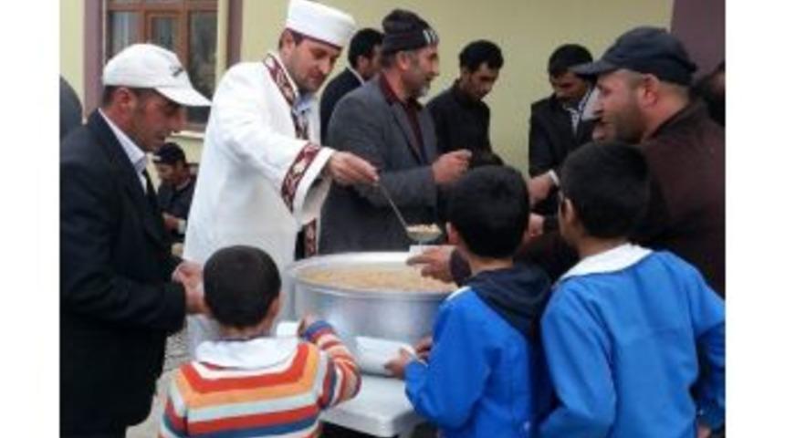 K&ouml;y İmamından Aşure Dağıtımı