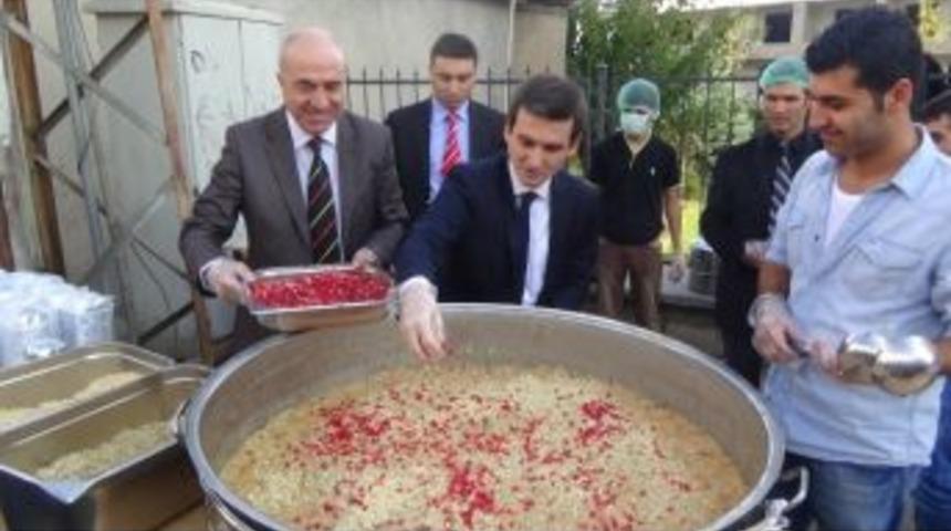 Kulp&rsquo;ta Vatandaşlara Aşure Dağıtıldı