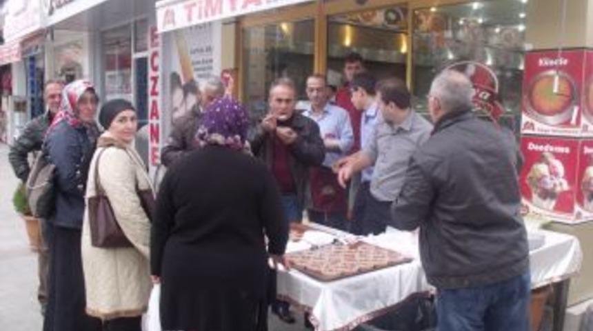 Hayırsever Lokantacı Cuma Namazı Sonrası Aşure Dağıtı